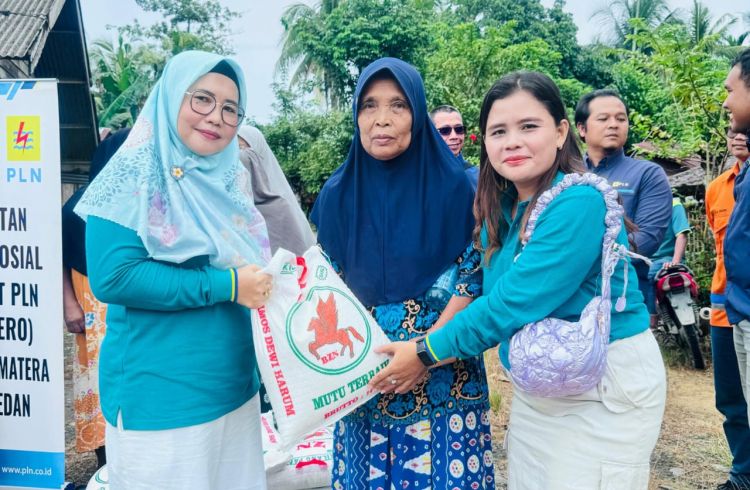 PLN Bagikan Bantuan Kepada Masyarakat Dhuafa di Sekitar Jalur Transmisi ULTG Binjai