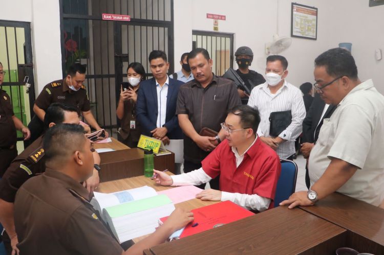 Polda Sumut Serahkan Bos Judi Online Apin BK ke Kejari