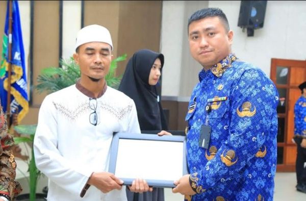 Kembali, Bupati Labura Serahkan Bantuan Dana Hibah Rumah Ibadah P APBD 2022