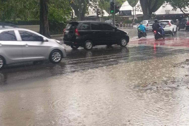 Berikut Jalan yang Selalu Banjir !  Waspadai, Diprediksi Minggu Siang Ini Hujan Akan Menguyur Kota Medan