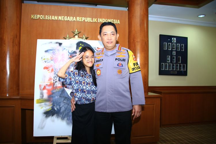 Penghujung Tahun 2022, Kapolri dapat Lukisan dari Remaja Disabilitas