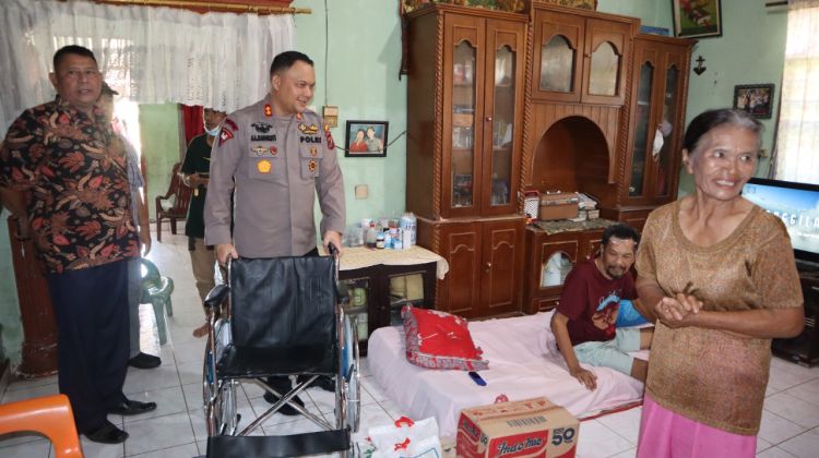 Kapolres Labuhanbatu Bantu Kursi Roda Kepada Personel yang Kakinya Diamputasi