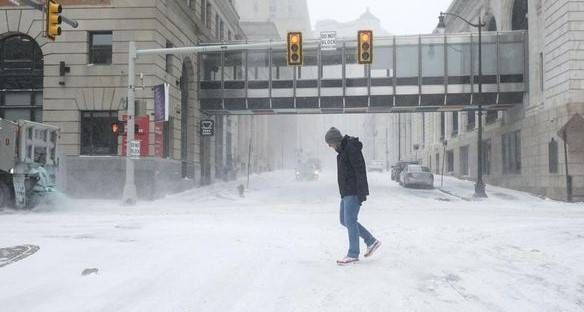 Cuaca Buruk di Amerika Serikat, Kabarnya 16 Tewas dan Ribuan Penumpang Telantar