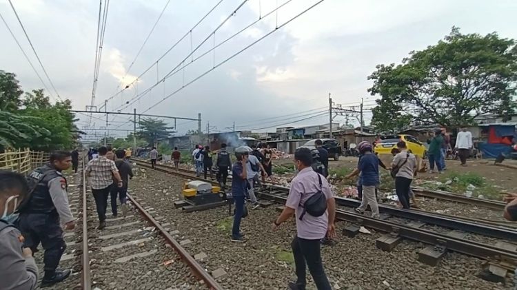 Polisi Diserang Warga Gerebek Kampung Sarang Narkoba
