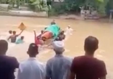 Viral !! Warga Labuhanbatu Gotong Jenazah Seberangi Derasnya Sungai