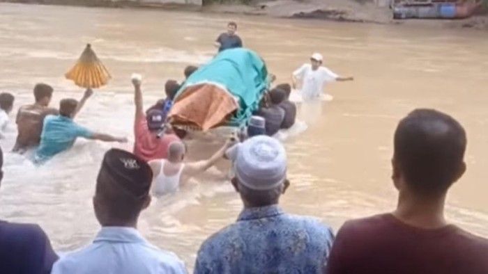 Video Viral Warga Labuhanbatu Gotong Keranda Seberangi Sungai, Ini Kata Pak Camat