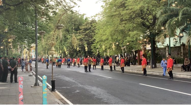 Prajurit Keraton Sambut Kirab Kaesang-Erina, Berbaris Depan Pura Mangkunegaran