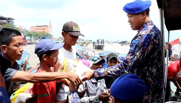 Peringati HUT ke 72 Polairud, Kapolrestabes Palembang Bersama Kasat Polairud Mendatangi Warga Sungai Musi