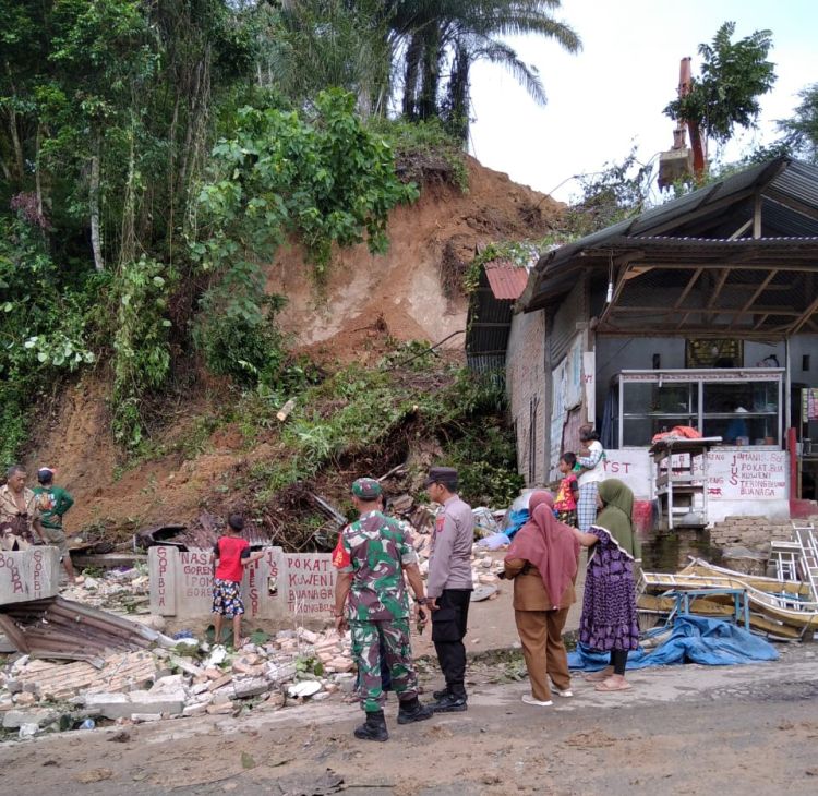 Longsor Timbun Gudang Warga di Bangun Purba