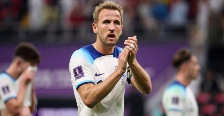 Dinihari di Qatar, Dua Singa Saling Gigit