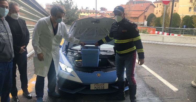 Wusss, Keren ! Polisi Antarkan Ginjal Pake Supercar Lamborghini