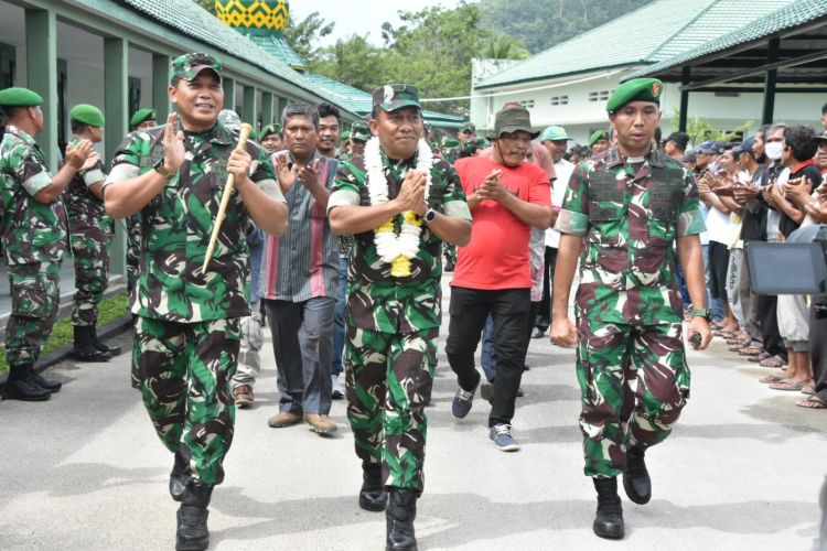 Abang Becak di Sibolga Dapat Tali Asih dari Kasdam I/BB