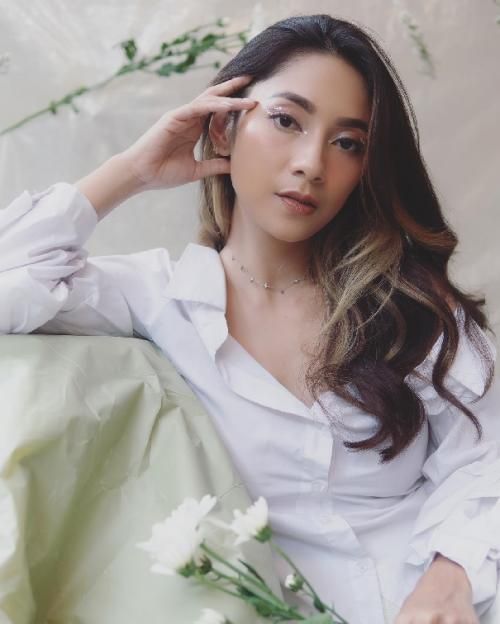 Potret Seksi Terbaru Dinda Kirana