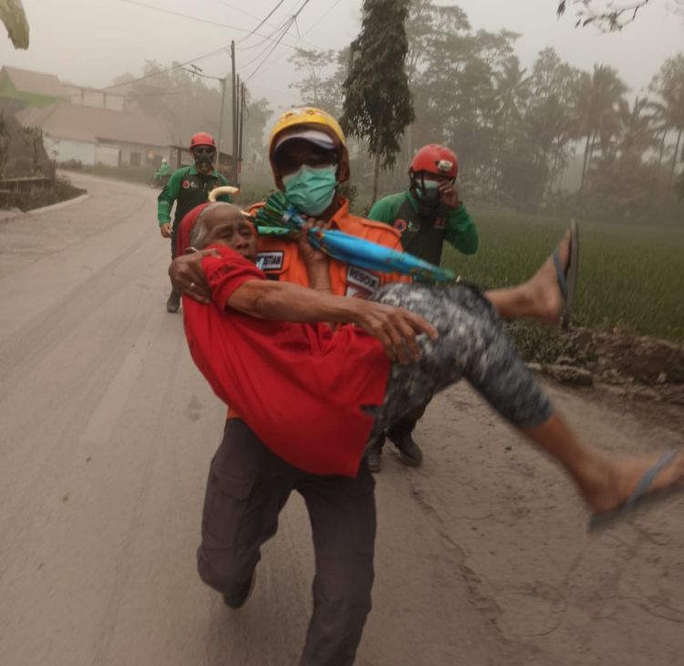 Dampak Erupsi Gunung Semeru, 1.979 Jiwa Terpaksa Mengungsi