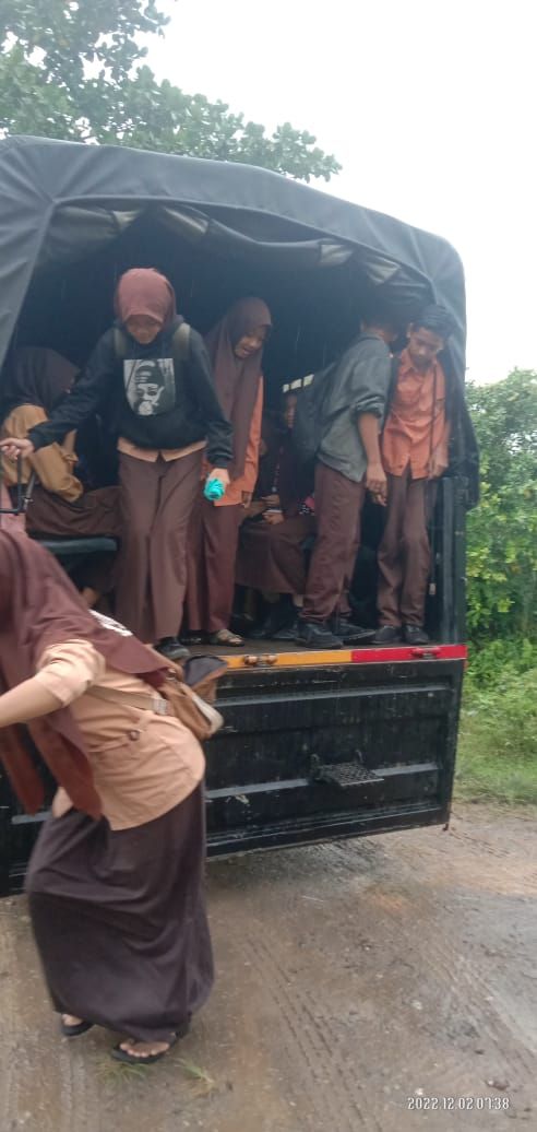 Puluhan Pelajar Terdampak Banjir Diantar Jemput Truk SPN Polda Sumut