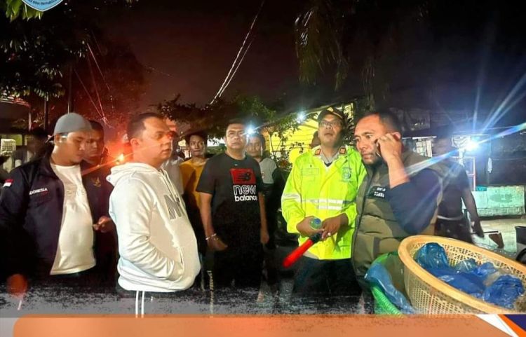 Bupati Bantu Evakuasi Korban Meninggal dan Terjebak Banjir
