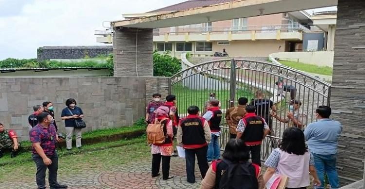 Jaksa Dobrak Rumah Mewah   Tersangka Dugaan Korupsi  Kredit Macet