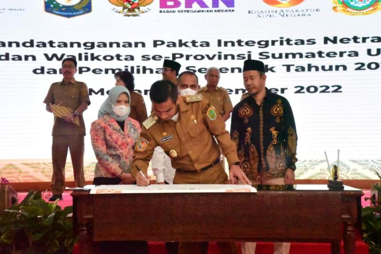 Wabup Labura Tandatangani Pakta Integritas Netralitas ASN dalam Pemilu