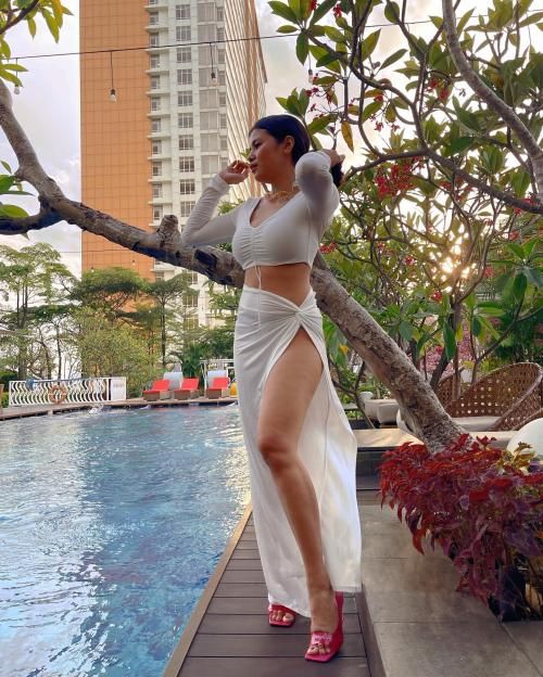 Hot Mama Tampil Mempesona di Pinggir Kolam, Bikin Jantung Gak Kuat