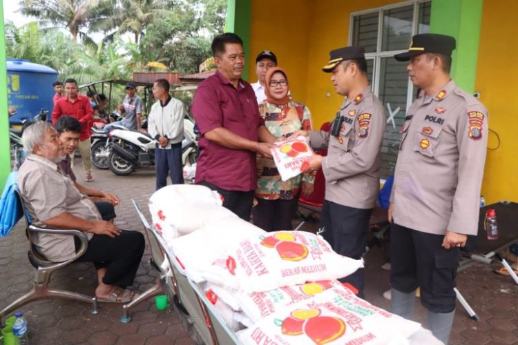 Polres Sergai Beri Bantuan Warga yang Terdampak Banjir