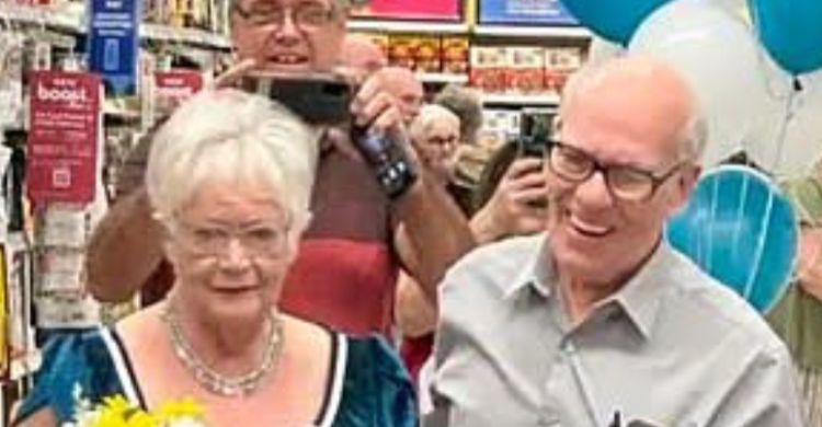 Pasangan Kakek-Nenek Ini  Bikin Geger, Nikah di Supermarket