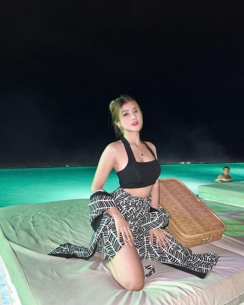 Seksinya Gaya Ghea Youbi di Pinggir Kolam Renang Bikin Kaum Adam Salfok