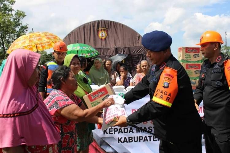 Danyon B Brimob Sumut Salurkan Bantuan Sembako dan Obat-obatan