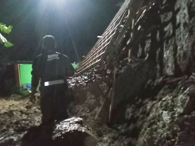 Seorang Warga Karanganyar Tewas Tertimbun Longsor