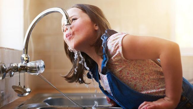Kapan Orang Indonesia Bisa Minum Air Langsung dari Keran?