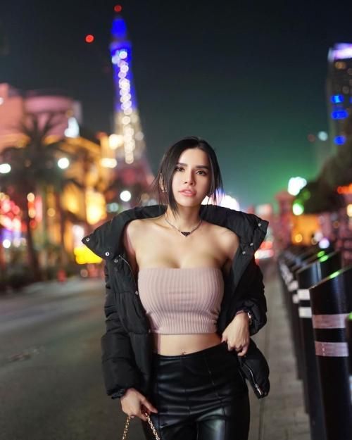 Bikin Mata Pria-Pria Tak Berkedip, Presenter Cantik Kenakan Kemben Ketat Bikin Anunya Menonjol