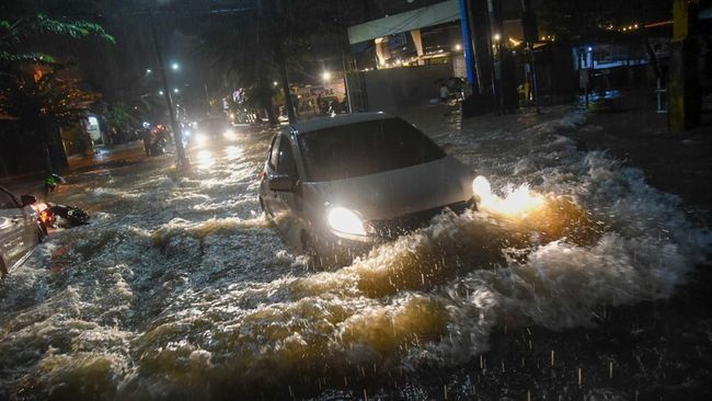 Cara Aman Nyetir Mobil di Tengah Cuaca Ekstrem