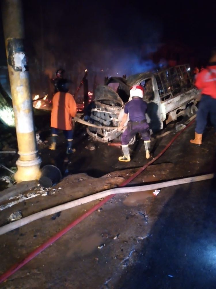 Mobil Angkut Minyak Mentah Ilegal Hanguskan 5 Rumah dan 2 Mobil