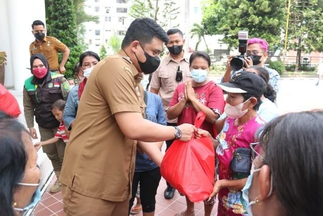 Walikota Medan Bagi Sembako, Wartawan Ditarik Tim Pengamanan Hingga Konfirmasi Bangkai Babi Gagal