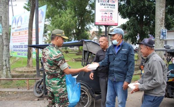 Kasdim 0209/LB Berbagi Nasi Kotak dengan Para Abang Becak dan Petugas Parkir