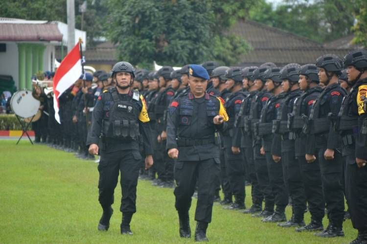 Dansat Brimob Polda Sumut Sambut Personil Purna Tugas BKO Polda Papua