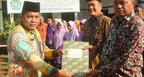 Penyerahan DIPA dan Penandatanganan Pakta Integritas di Lingkungan Kemenag Labuhanbatu