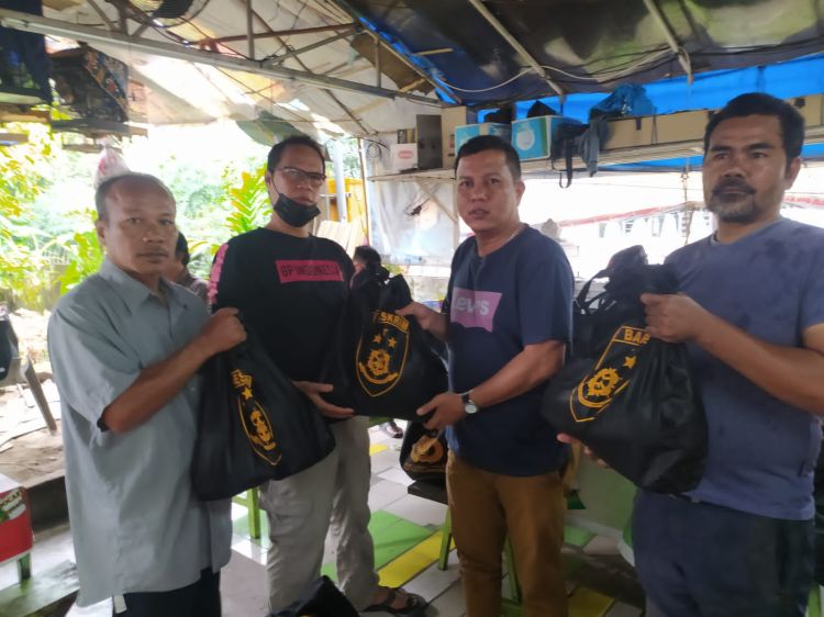Kabareskrim Polri Bagikan 100 Paket Sembako kepada Jurnalis dan Warga Lansia
