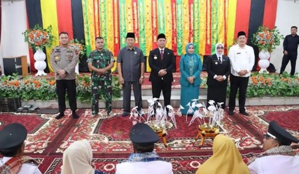Bupati Upah-upah 40 Kepala Desa di Labuhanbatu yang Baru Dilantik