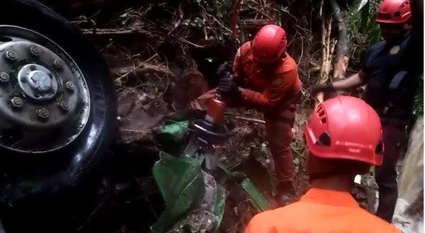 Truk Pengangkut CPO Terjun ke Jurang di Karo, Sopir Terjepit