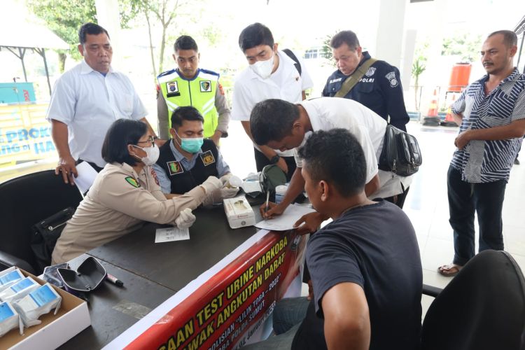 Antisipasi Kecelakaan saat Mudik Nataru, Poldasu Tes Urine Supir Bus AKAP
