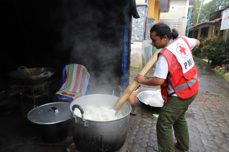 Penuhi Kebutuhan Pengungsi Semeru, Tim Gabungan Dirikan Dapur Umum