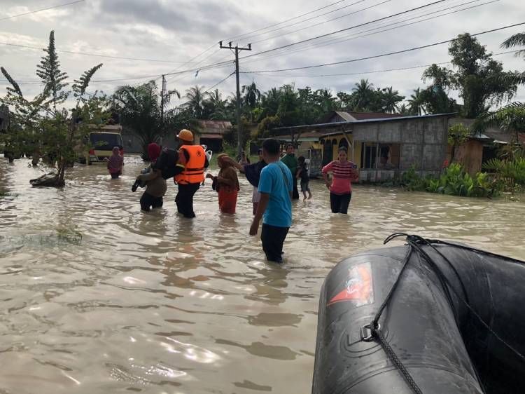 Brimob Sumut Evakuasi Warga Korban Banjir Sergai