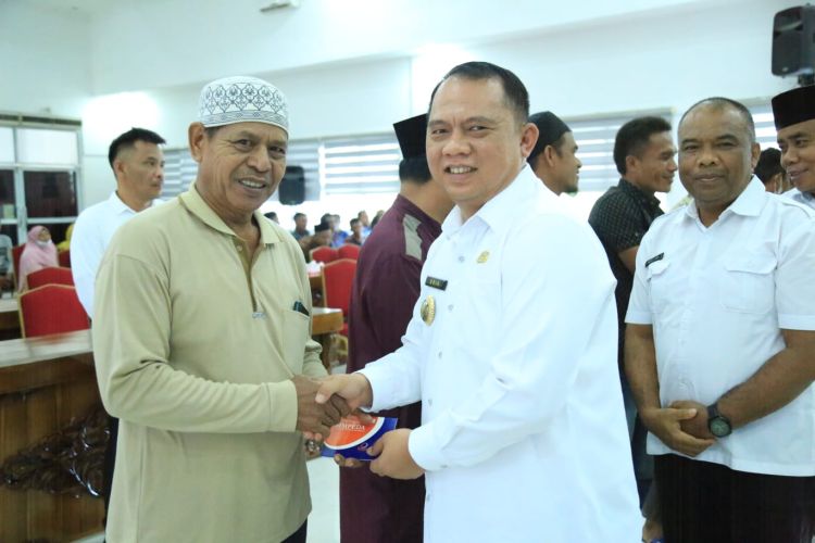 Bupati Labuhanbatu Serahkan Bantuan kepada Korban Puting Beliung