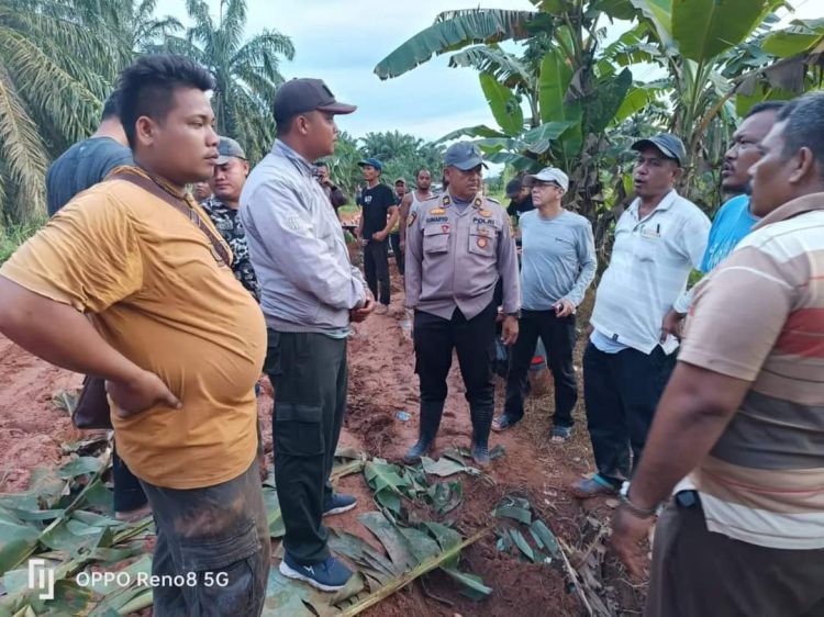 Curah Hujan Tinggi, Polsek Panai Tengah Cek Kondisi Jalan Lintas Desa Sei Rakyat Labuhan Bilik