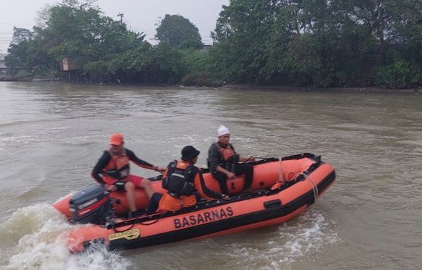 Bocah 11 Tahun Hanyut Terseret Arus Sungai Deli, Basarnas Medan Lakukan Pencarian