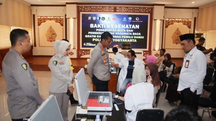 Jelang Pemilu, Polisi Gelar Bakti Kesehatan Periksa Mata dan Beri Kacamata Gratis