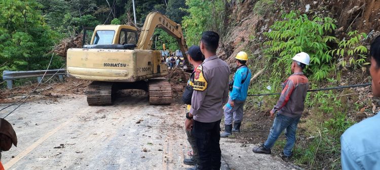Polisi dan Warga Bersihkan Jalan dari Tanah Longsor
