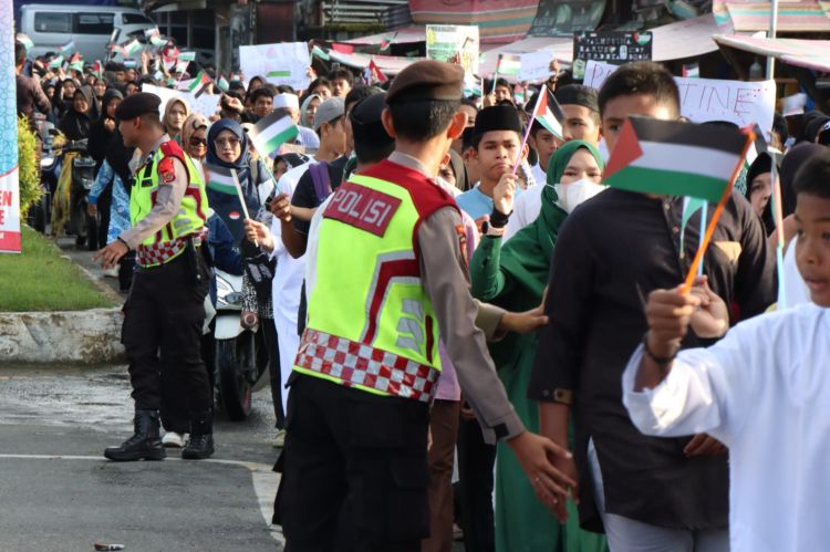 Personel Polres Simeulue Amankan Pawai Bela Palestina