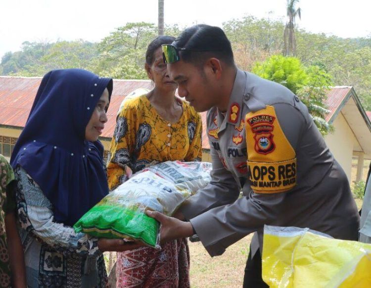 Kapolres Soppeng Kunjungi TPS Sulit Terjangkau dan Bagikan Sembako