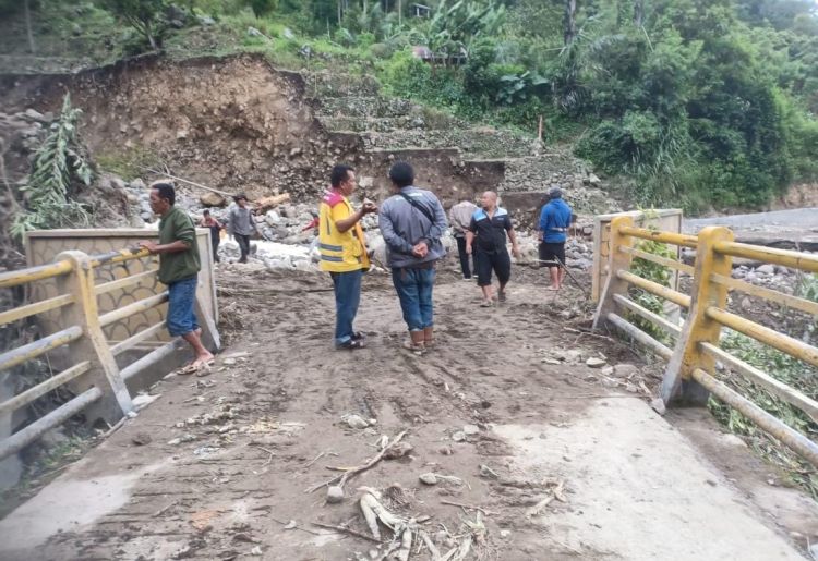 Serentak Bergerak, Polres Simalungun Bersama Tim Gabungan Bersihkan Dampak Banjir Bandang di Haranggaol